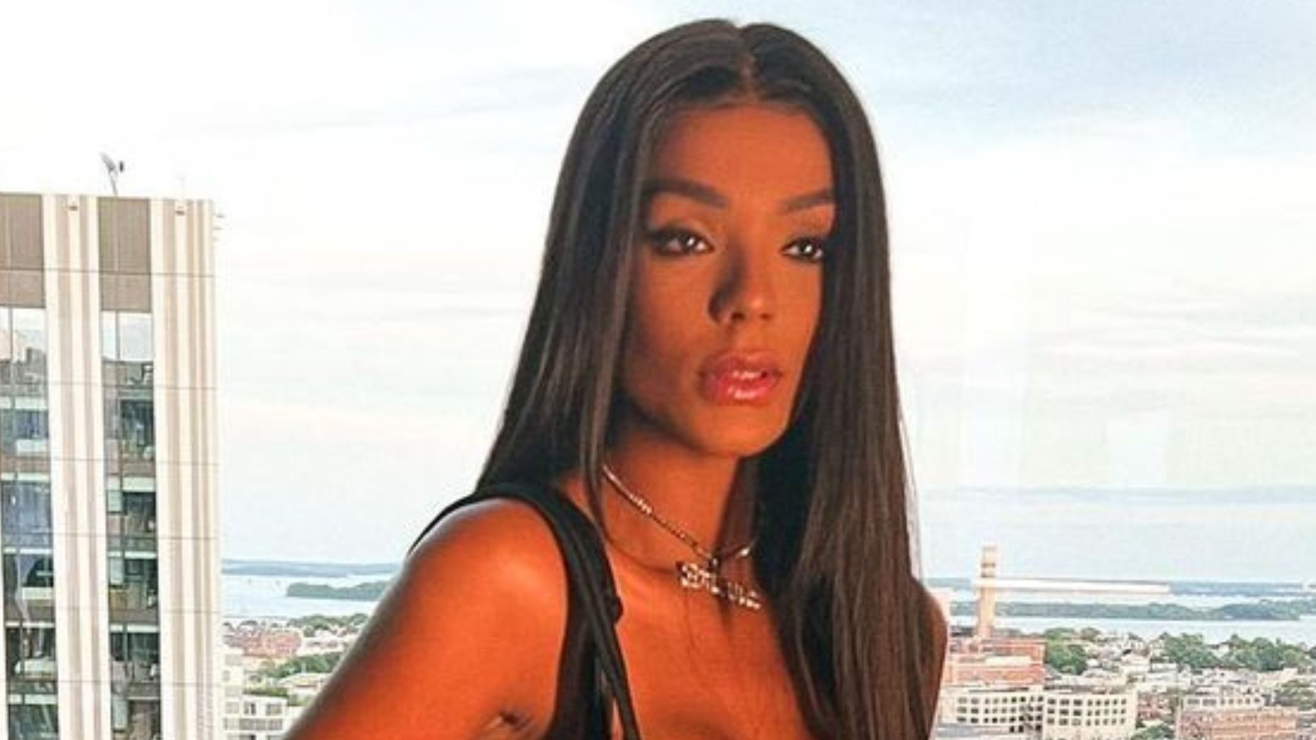 Ex-BBB Brunna Gonçalves arrasa com look todo preto e mostra barriga sarada: “Deusa”