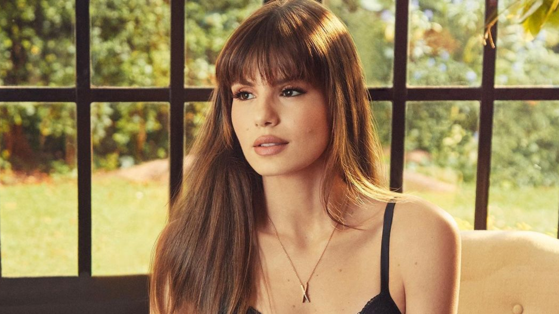 Camila Queiroz posa com lingerie rendada e abusa de transparência: “Uma deusa”
