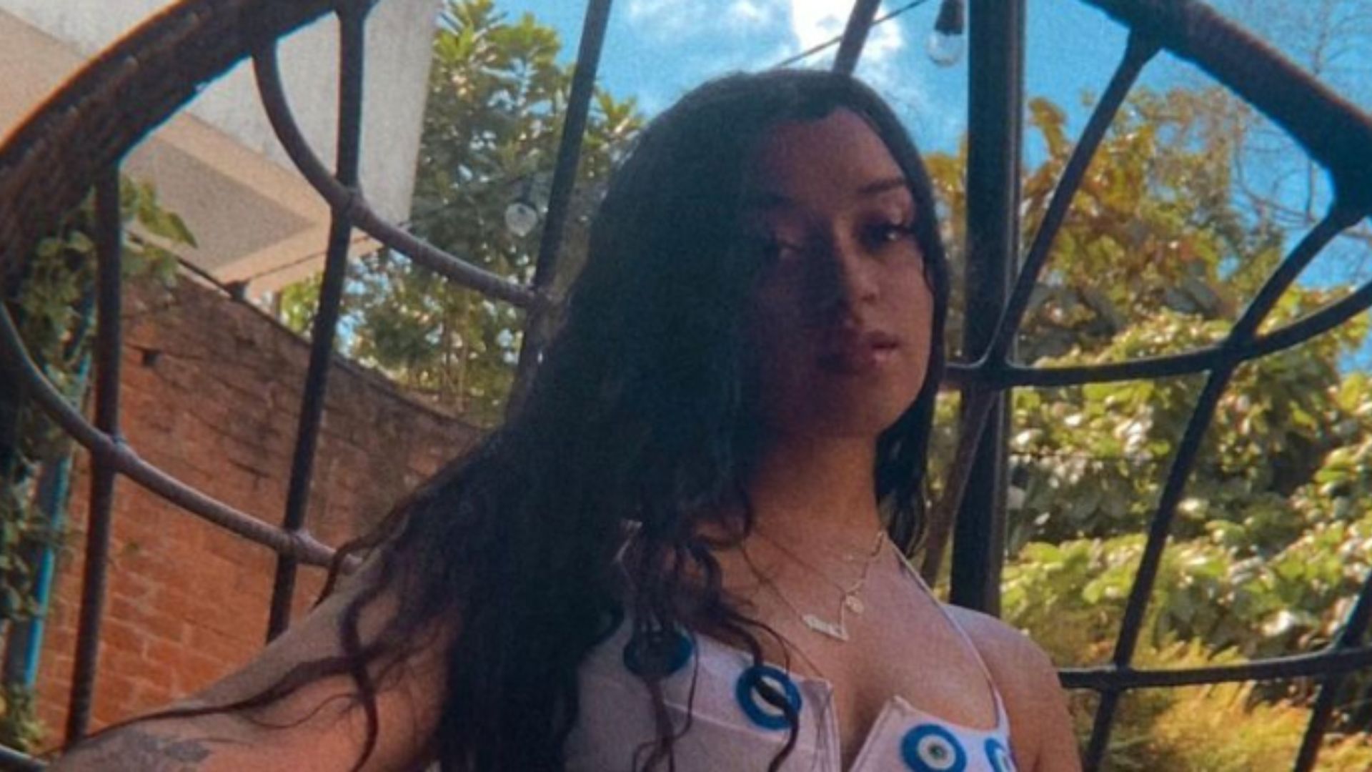 Ela cresceu! Filha surge ousada com biquíni com recorte nos seios e Carla Perez reage: “Gata”