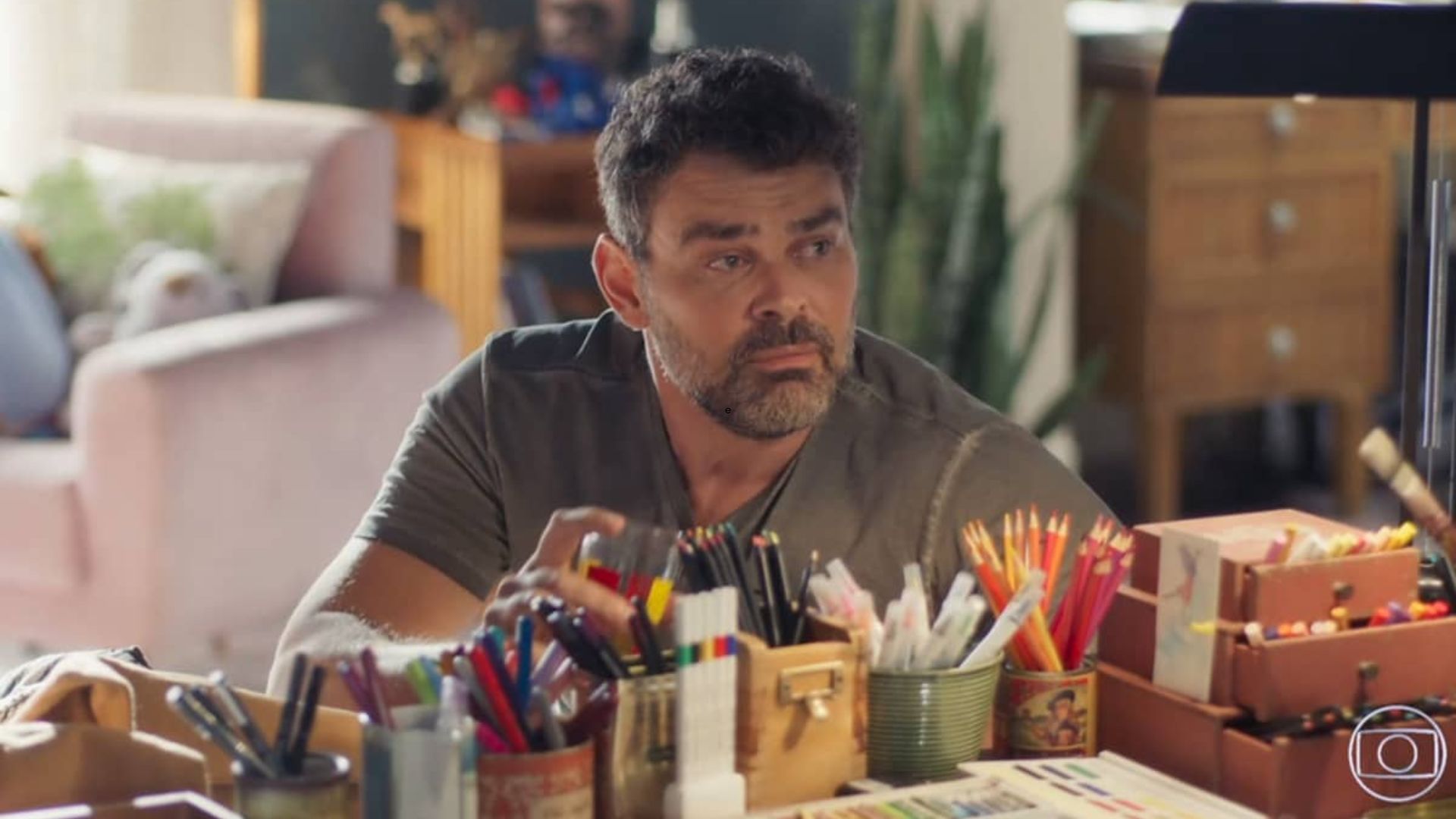 Cara e Coragem: Alfredo flagra Joca em clima de romance com amante