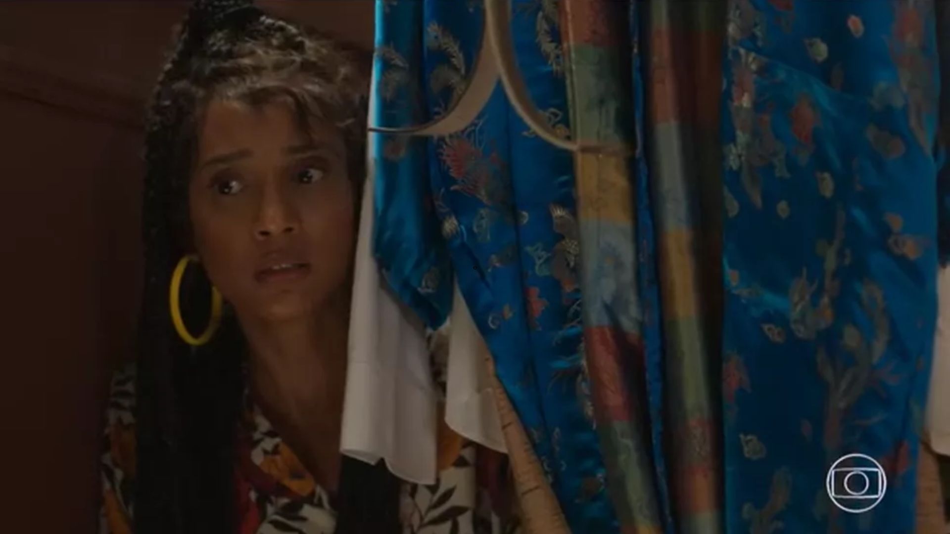 Cara e Coragem: Anita coloca fogo em prova que a liga com Clarice ao ser perseguida por Samuel