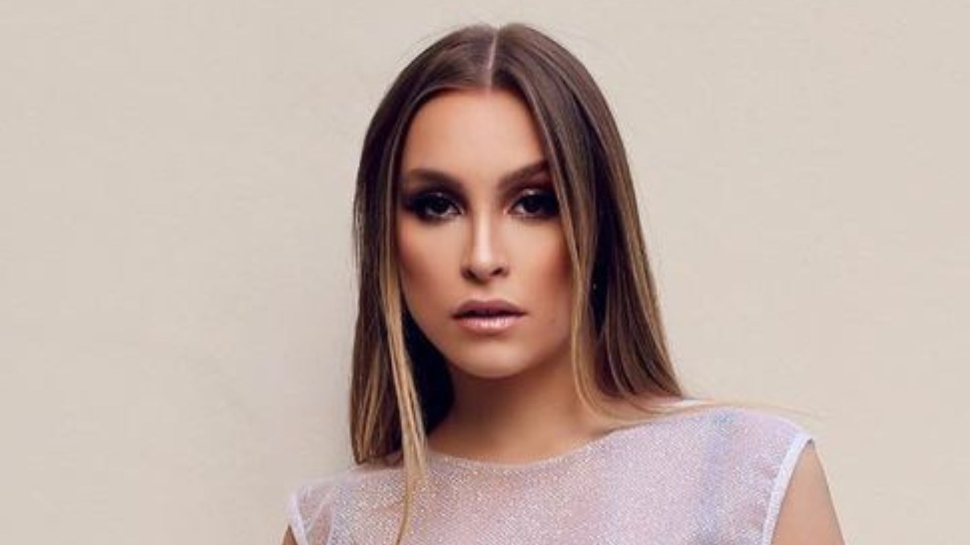 Ex-BBB Carla Diaz deixa sutiã à mostra em look transparente e causa: “Que poder”