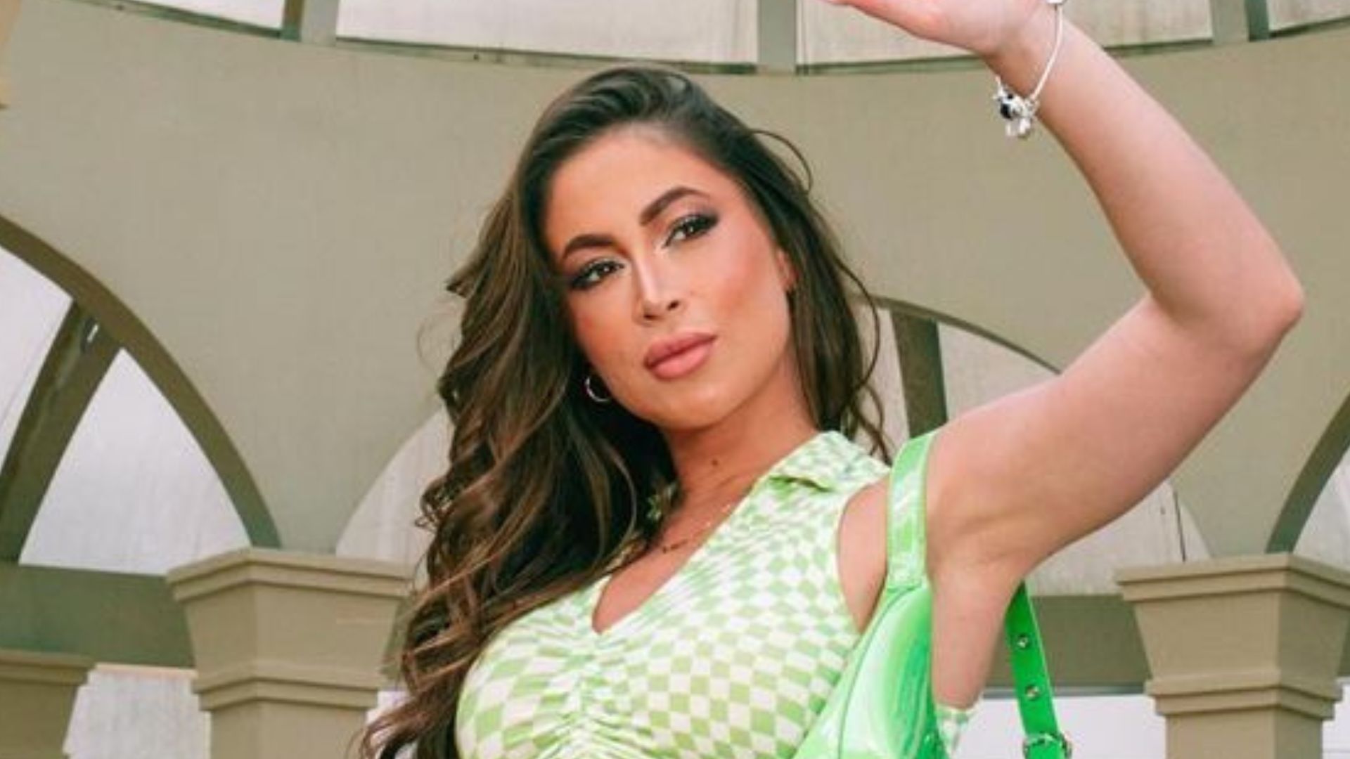Ex-A Fazenda Carol Narizinho posa com look estiloso e mostra barriga sarada: “Gata”