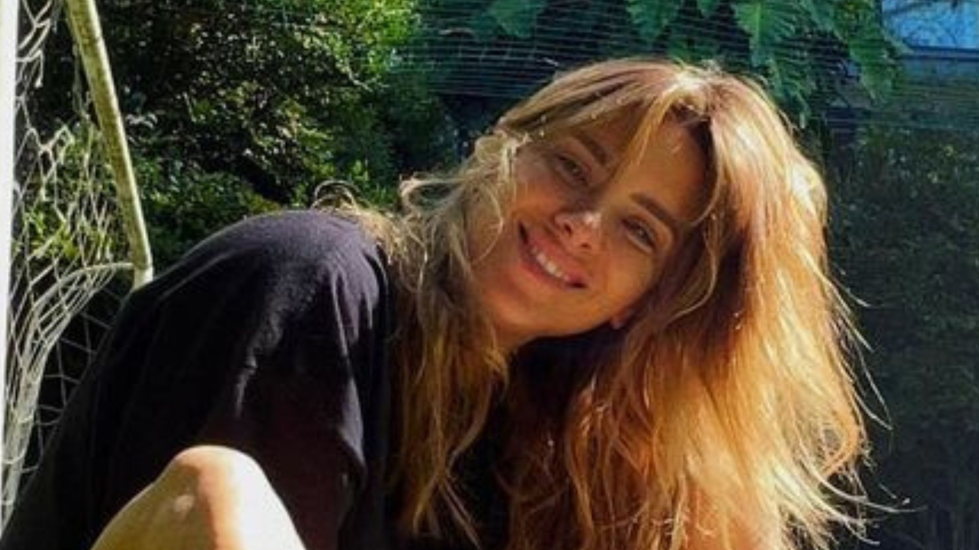 Carolina Dieckmann dispensa parte de baixo e ostenta corpão de perna aberta: “Musa”