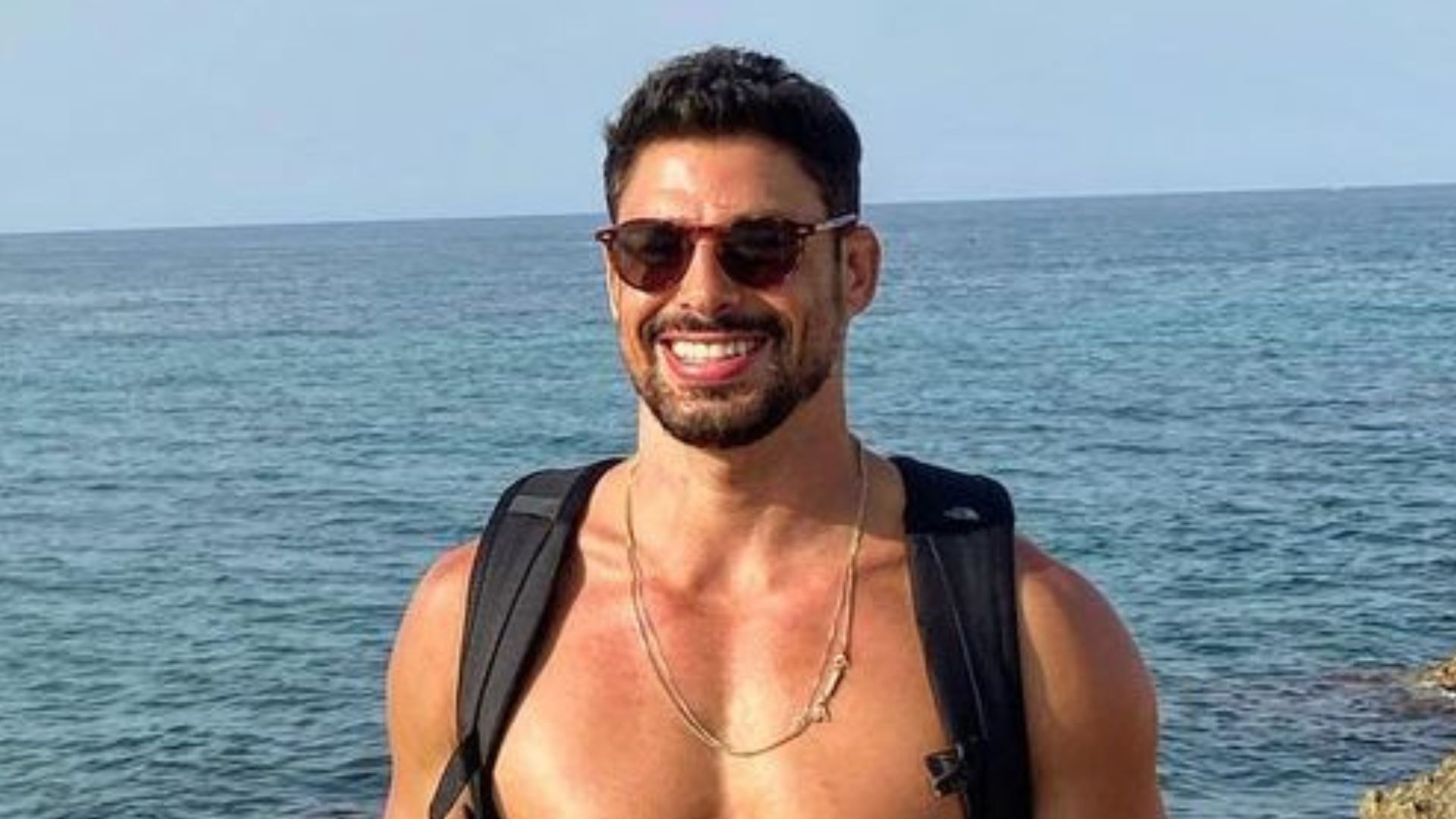 Molhado, Cauã Reymond posa sem camisa e deixa ‘mala’ marcar na bermuda: “Rolou zoom”