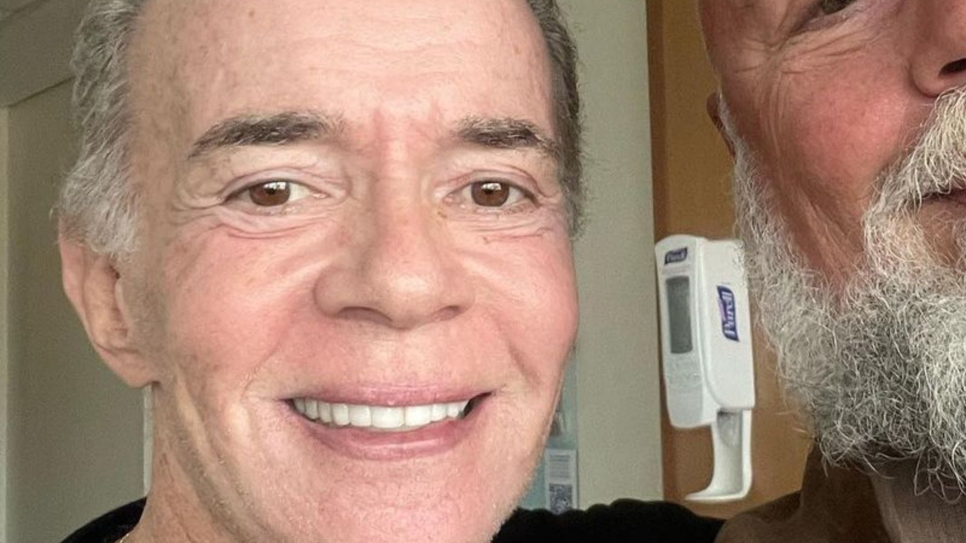 Chiquinho Scarpa surge sorridente ao lado do primo após dois meses na UTI: “Quase bom”