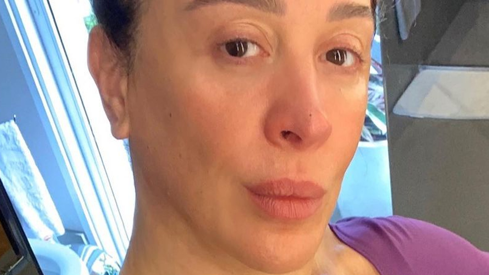 Claudia Raia dispensa maquiagem e deixa bumbum aparecer no espelho: “Espetacular”