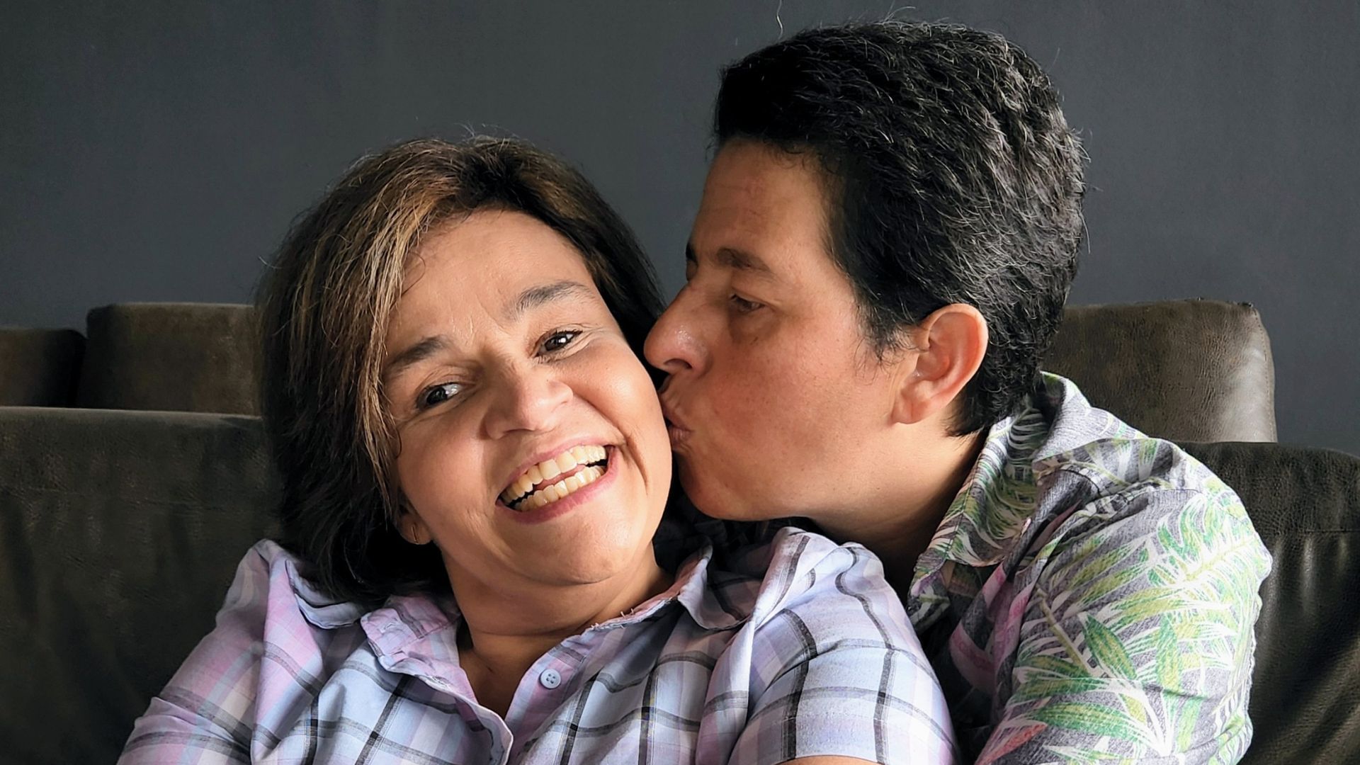 O amor venceu! Claudia Rodrigues ganha carinhos e assume namoro com Adriane Bonato