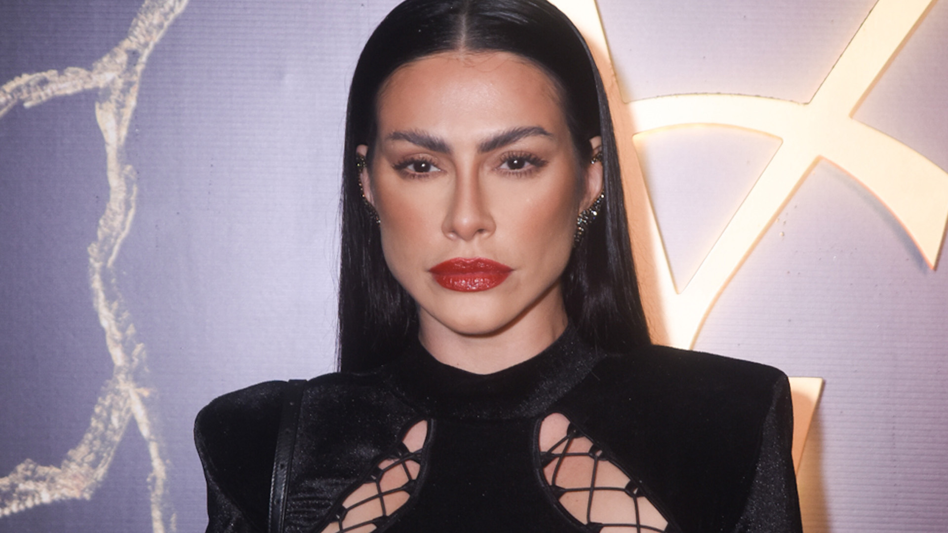 Cleo rouba a cena com look estilo “dominatrix” ao lado do marido