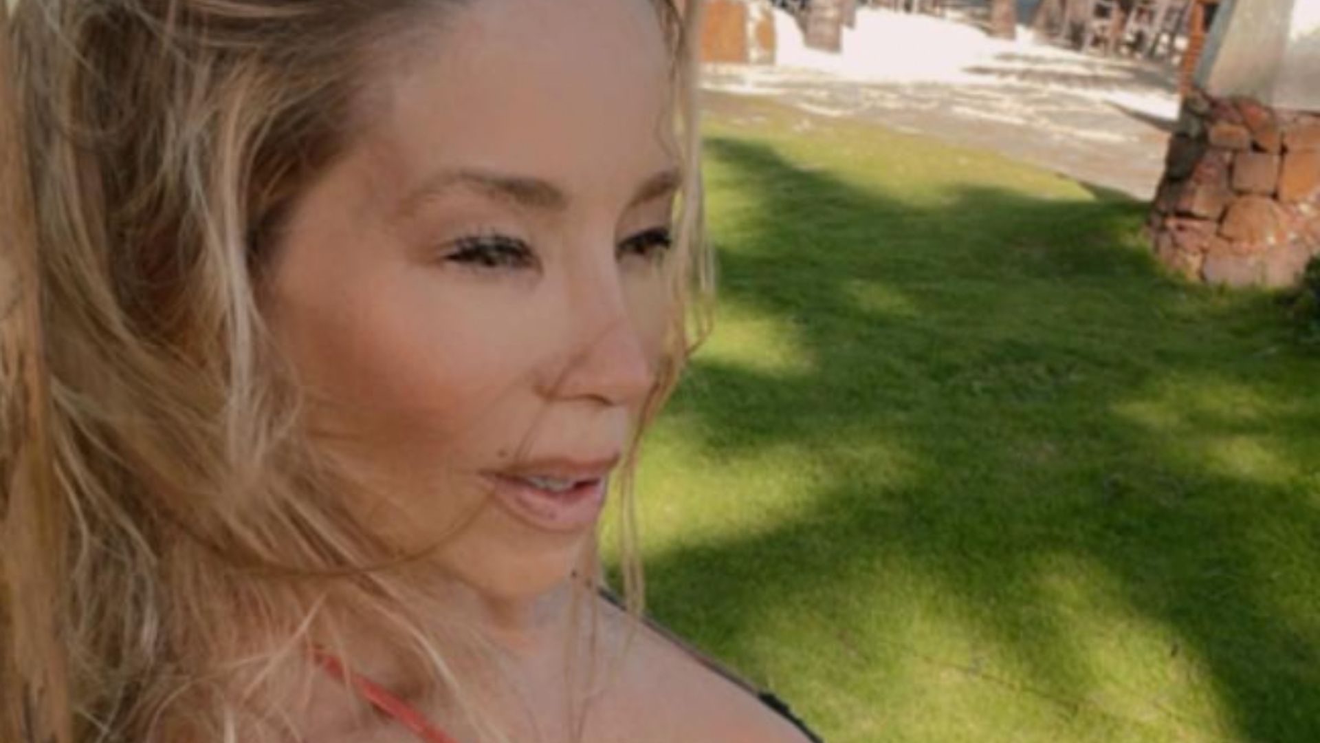 Aos 48 anos, Dani Winits surge de fio-dental em clique raro de biquíni: “Que corpo”
