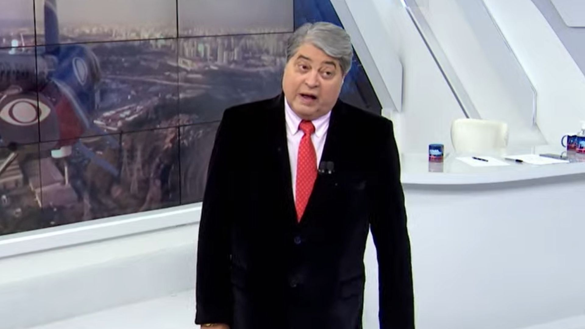 Repórter fala demais e toma esculacho ao vivo de Datena na Band: “Eu pedi pra você”