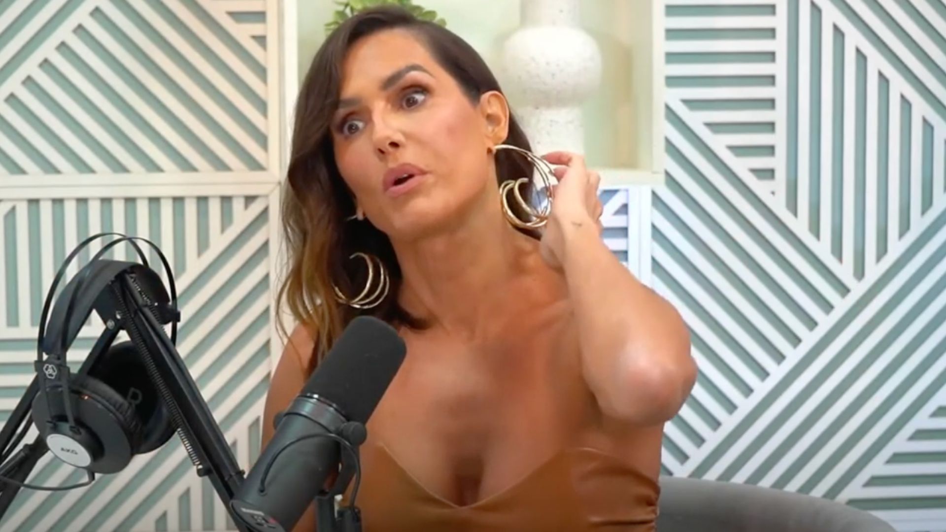 Deborah Secco engasga ao ser confrontada sobre relacionamento com casados: “Aprendi”