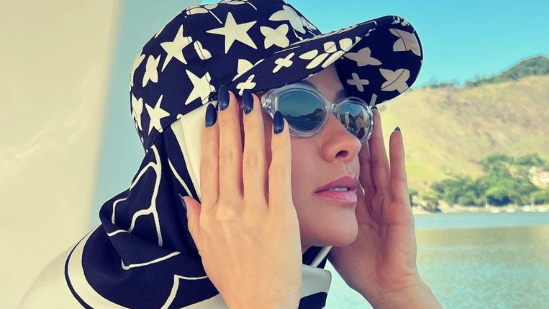 Estilosa, Andressa Suita surge com top estampado e mostra barriga sarada: “Musa”