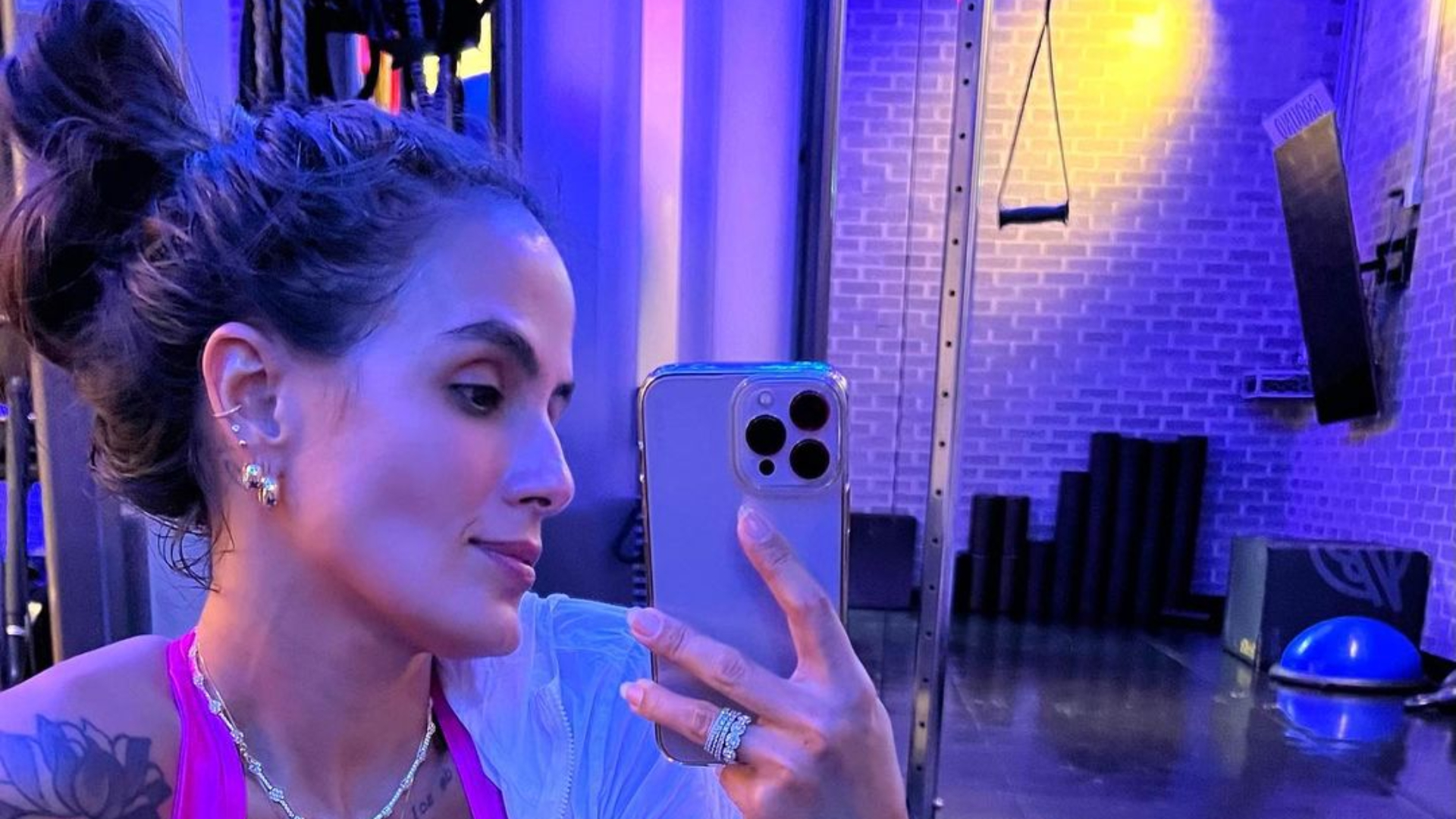 De top coladinho, ex-BBB Carol Peixinho dá zoom em busto e exibe decote: “Deusa”