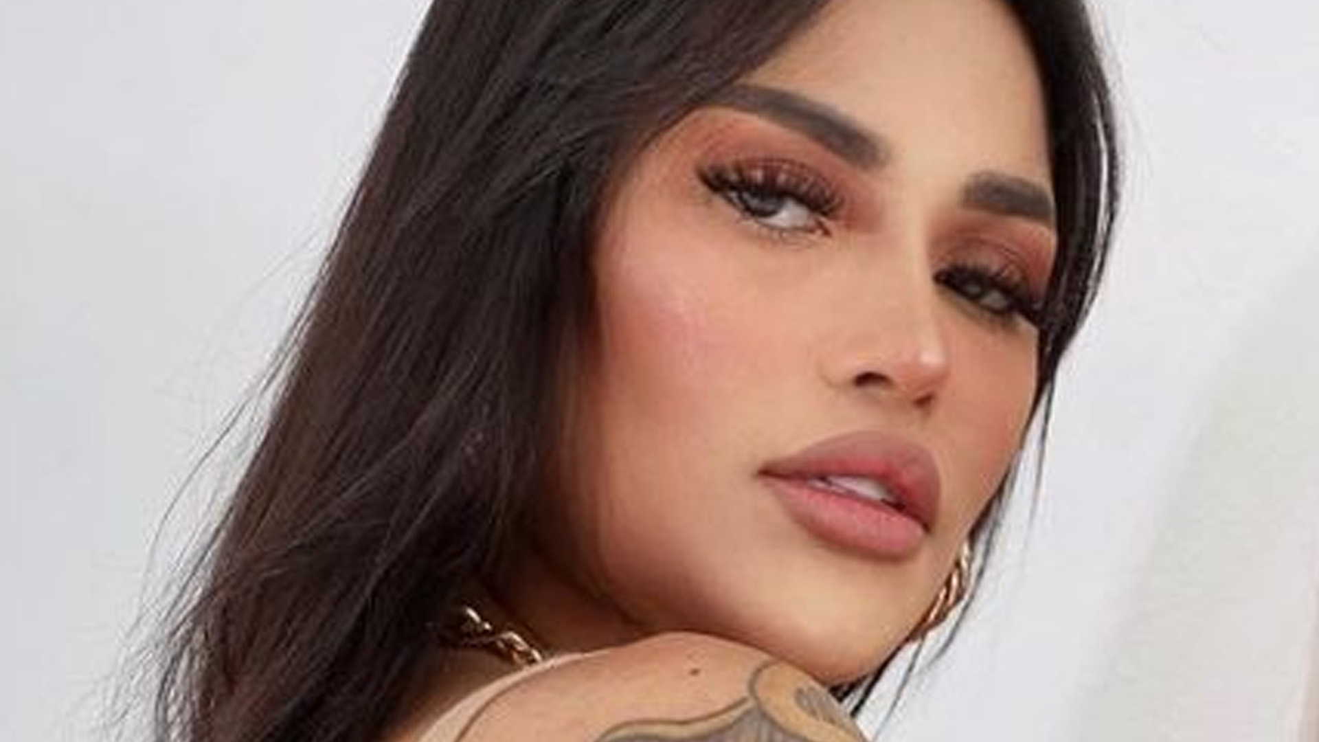 Ex-BBB Flay aparece de maiô nude e exibe virilha no limite: “Mulher completa”