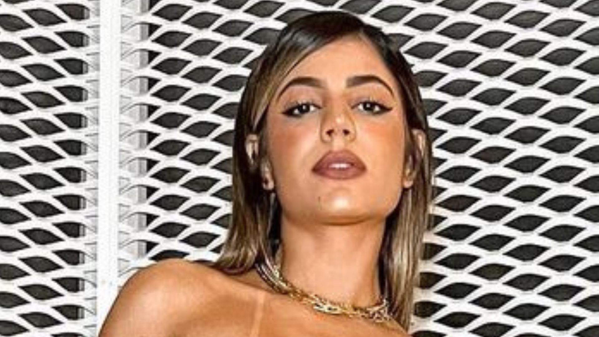 Ex-BBB Hariany Almeida arrasa com look coladinho e decotado: “Perfeita”