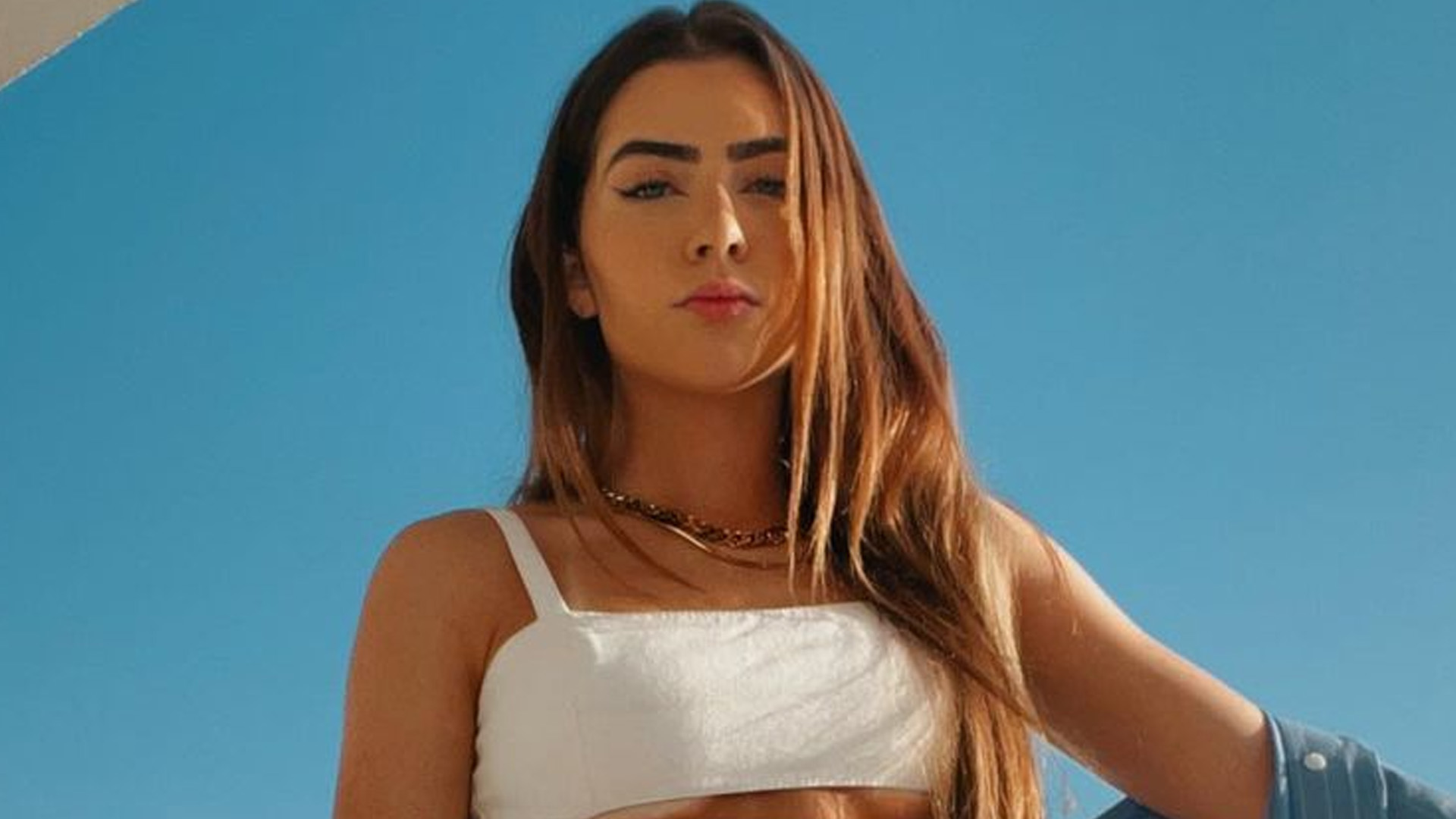 Ex-BBB Jade Picon aparece de top branco minúsculo e mostra tanquinho: “Radiante”