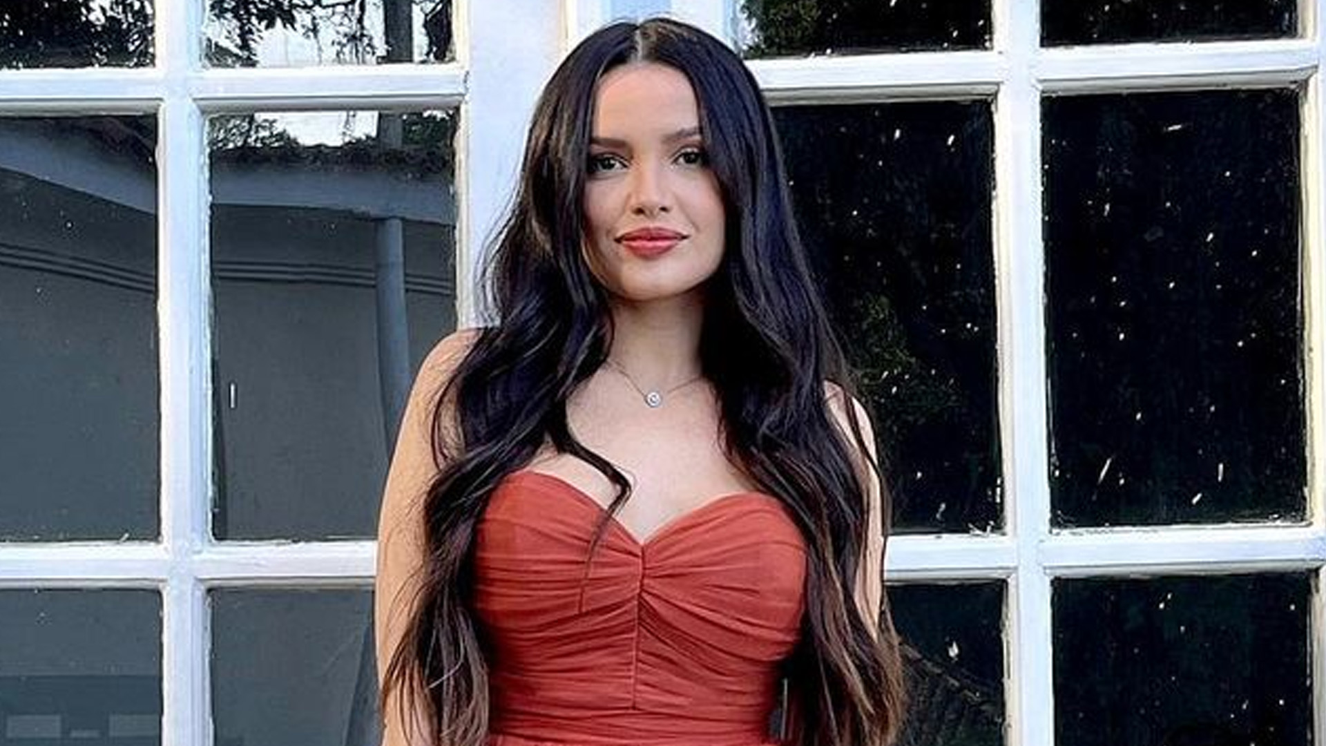 Ex-BBB Juliette ergue vestido e mostra pernões: “Princesa solar”