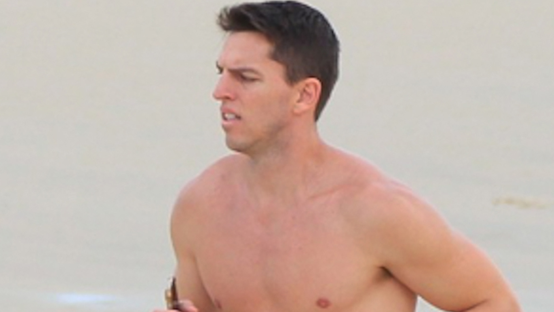 Ex-marido de Karina Bacchi atrai olhares com corpo sarado na praia