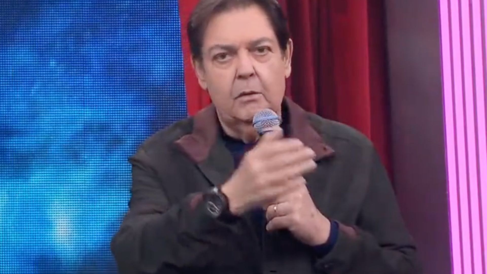 Faustão perde o filtro e manda indireta para famosos: “Gente que tem inveja”
