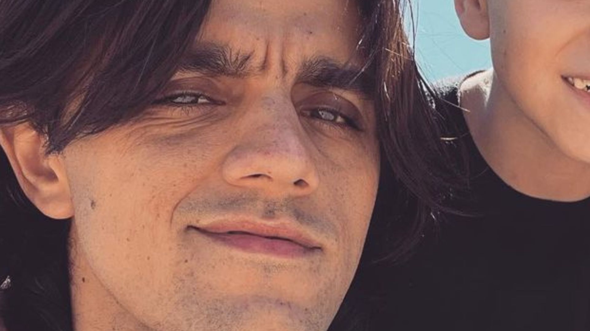 Felipe Simas posa coladinho aos filhos e semelhança choca: “A cara do pai”