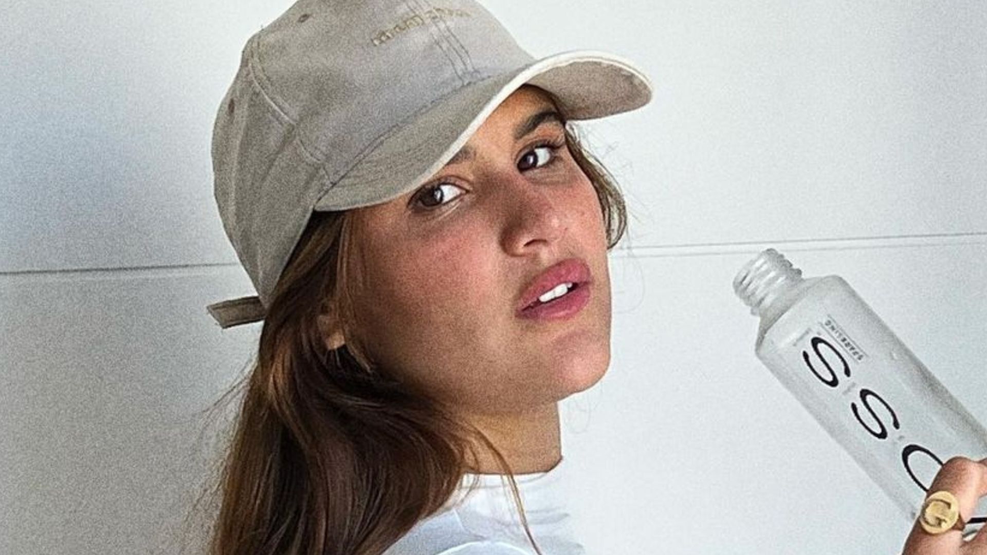 Filha de Flávia Alessandra ousa e deixa barriguinha de fora em cropped: “Gata”