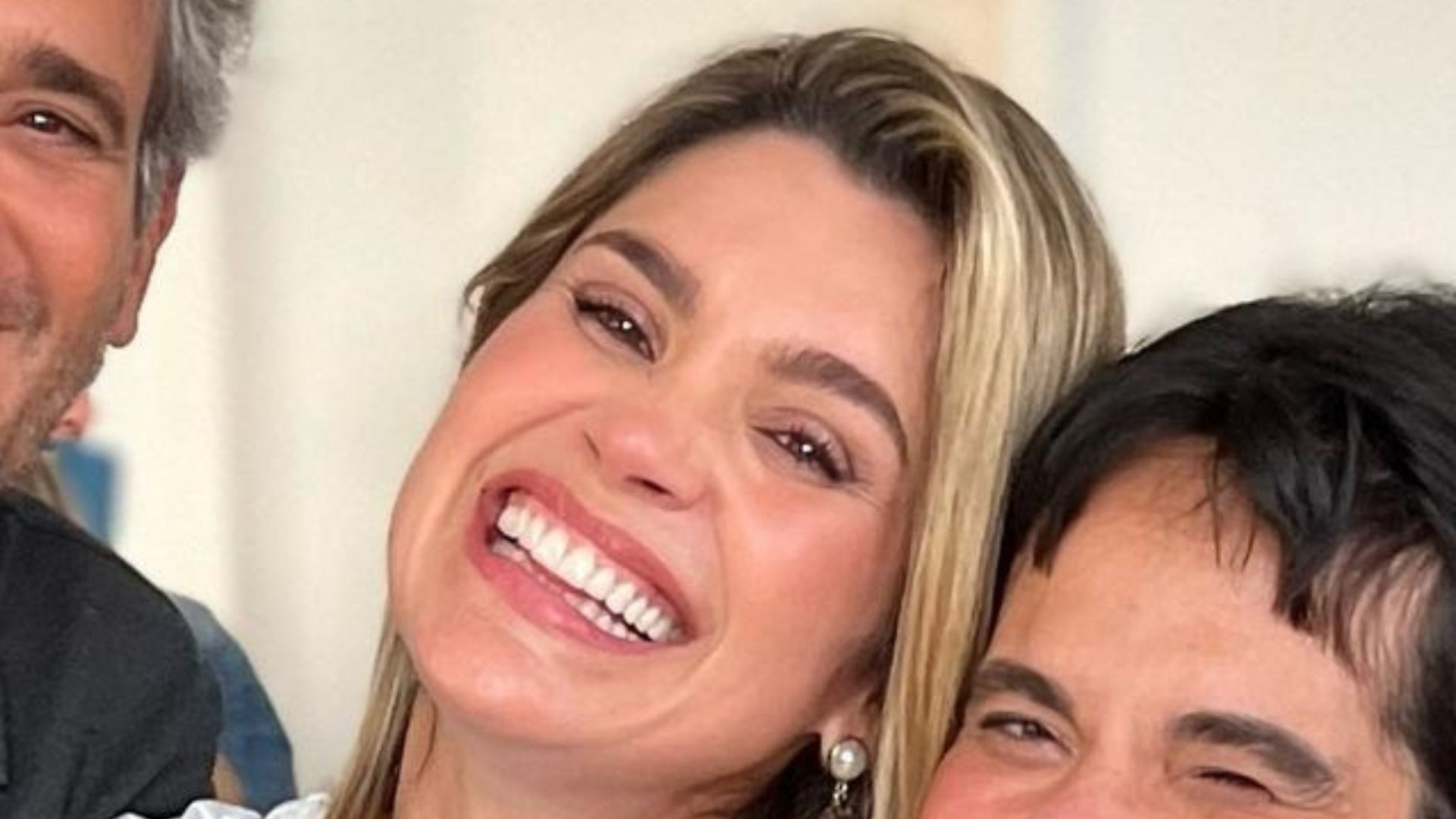 Caçula, Flávia Alessandra surpreende ao reunir os irmãos em foto: “São idênticos”