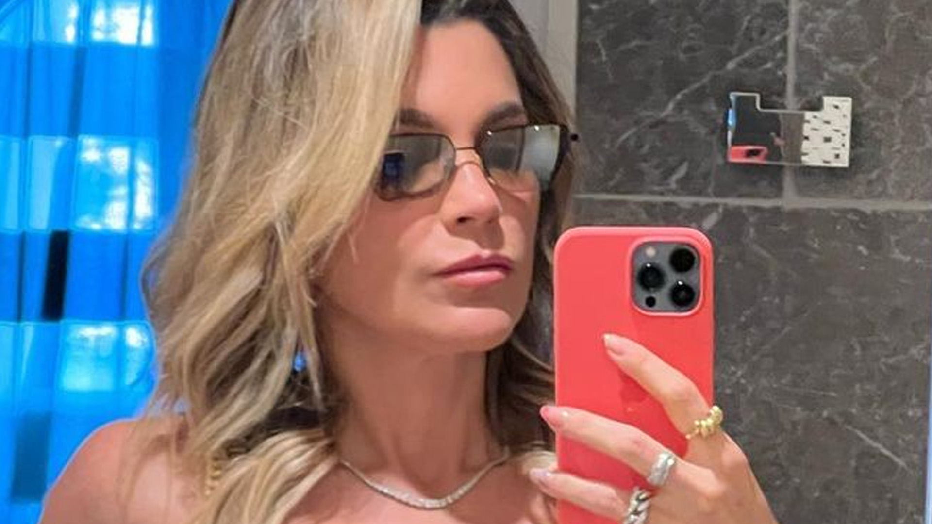 Flávia Alessandra exibe corpão de micro biquíni aos 48 anos: “Envelhece no formol”