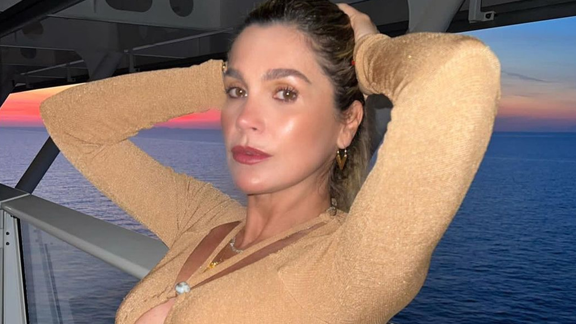 De vestido vazado, Flávia Alessandra fica no limite de mostrar tudo: “Perfeita”