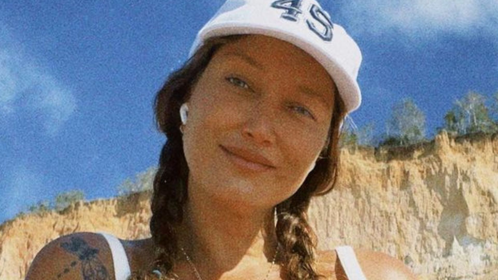 De biquíni, Gabriela Pugliesi exibe barriguinha no começo da gestação: “Sementinha”