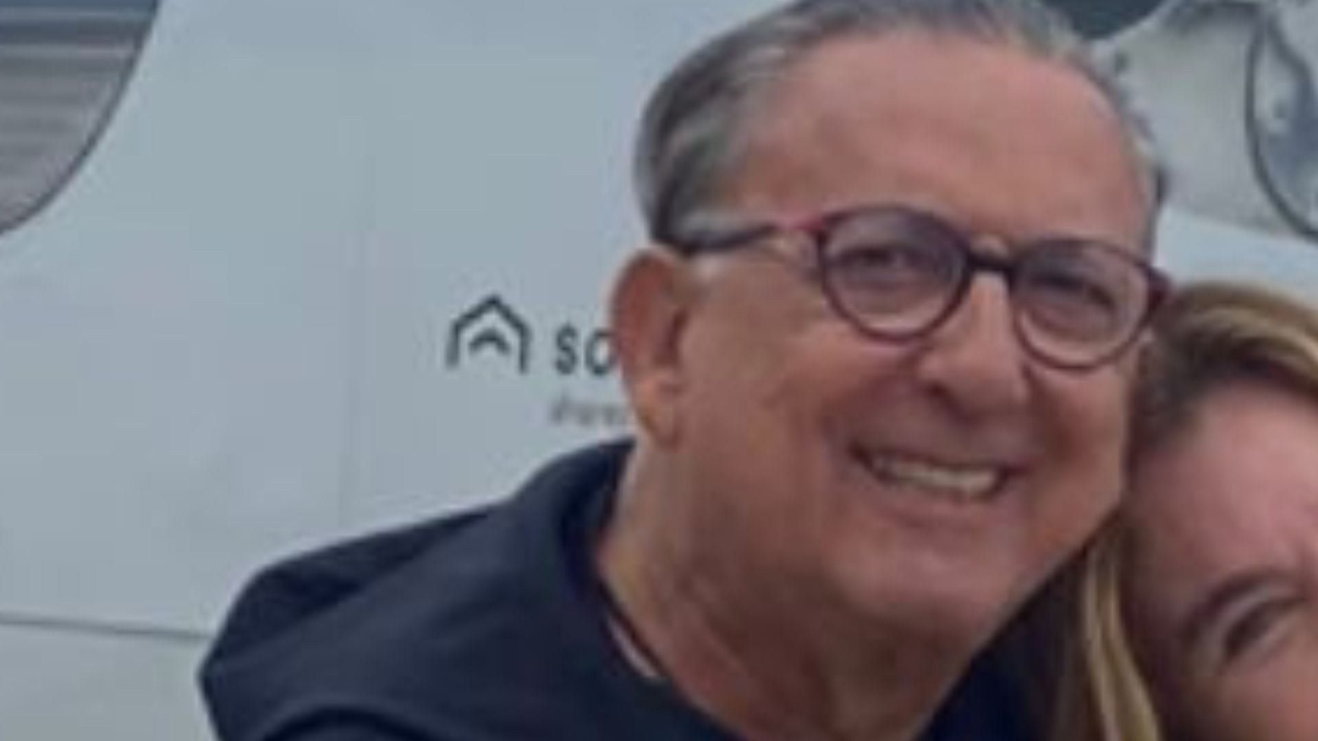 Galvão Bueno se clica coladinho à mulher em jatinho particular: “Terra firme”