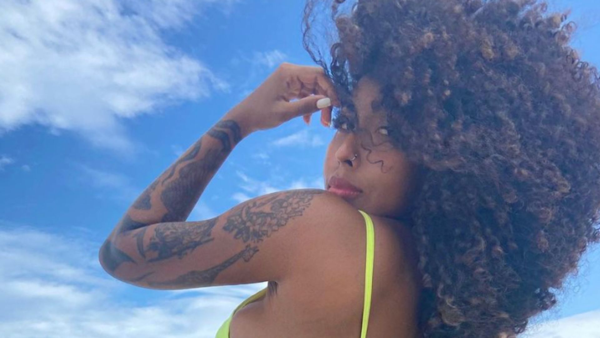 Irmã de Gracyanne Barbosa posa de fio-dental e fãs reagem: “O popozão é de família”