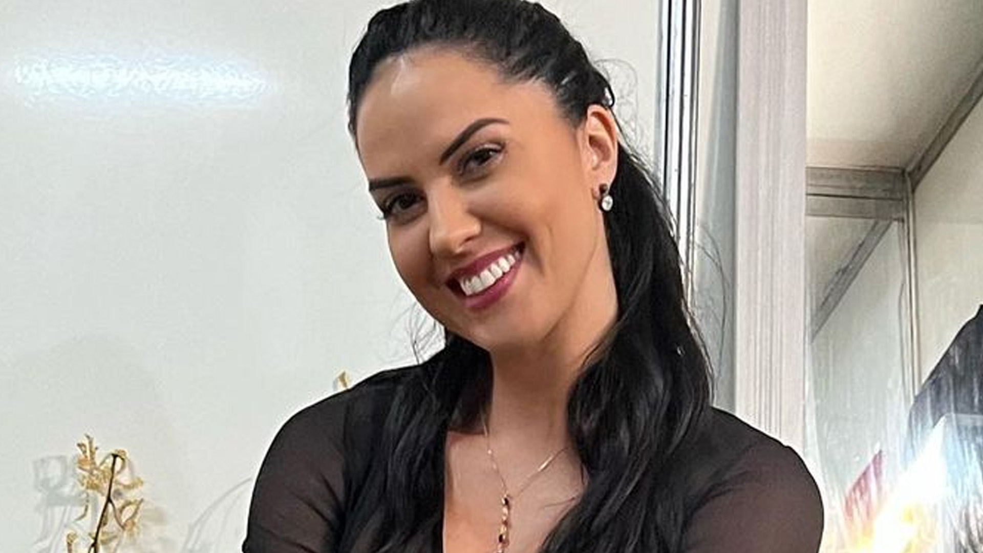 Graciele Lacerda agacha com calça colada e se arrisca: “Gata de milhões”
