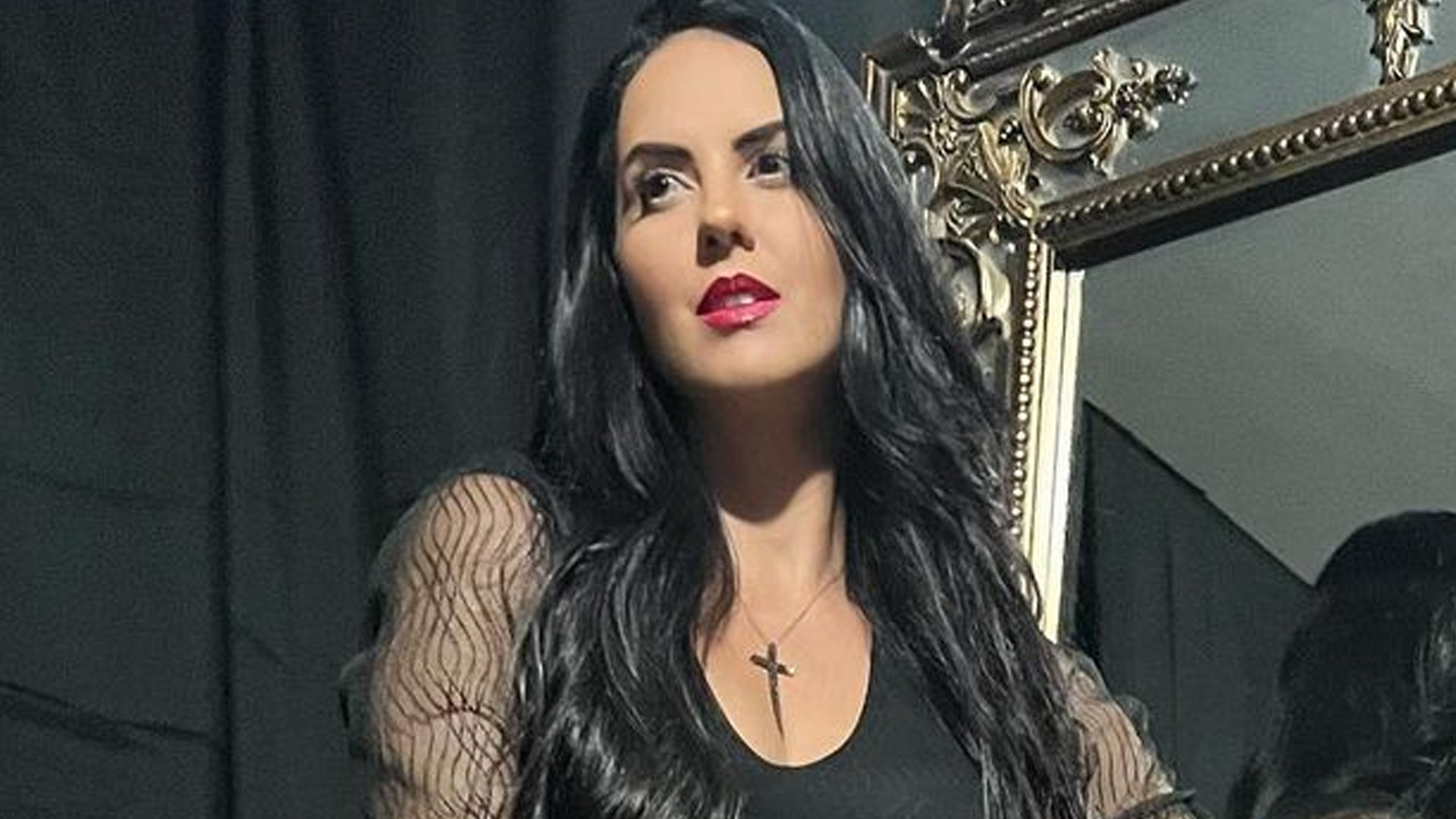 Graciele Lacerda capricha em look com vestido curtinho e empina bumbum: “Bonita”