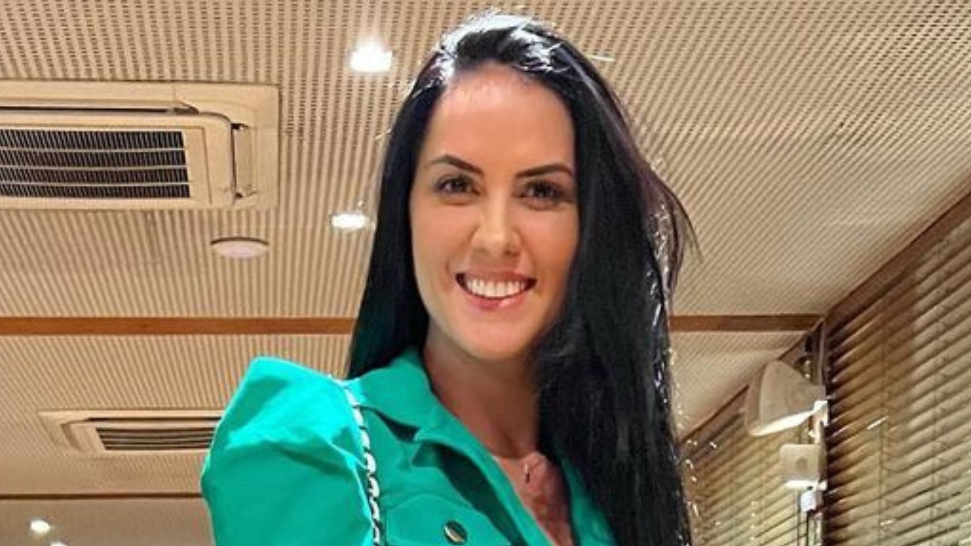 Elegante, Graciele Lacerda elege look com calça coladinha para jantar: “Arrasando”