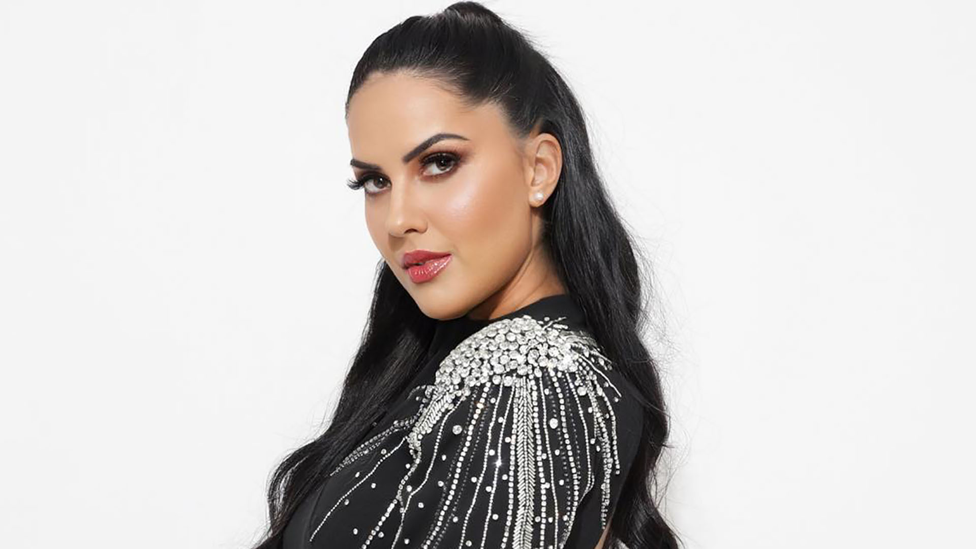 Graciele Lacerda elege vestido coladinho e deixa bumbum GG em destaque: “Corpão”