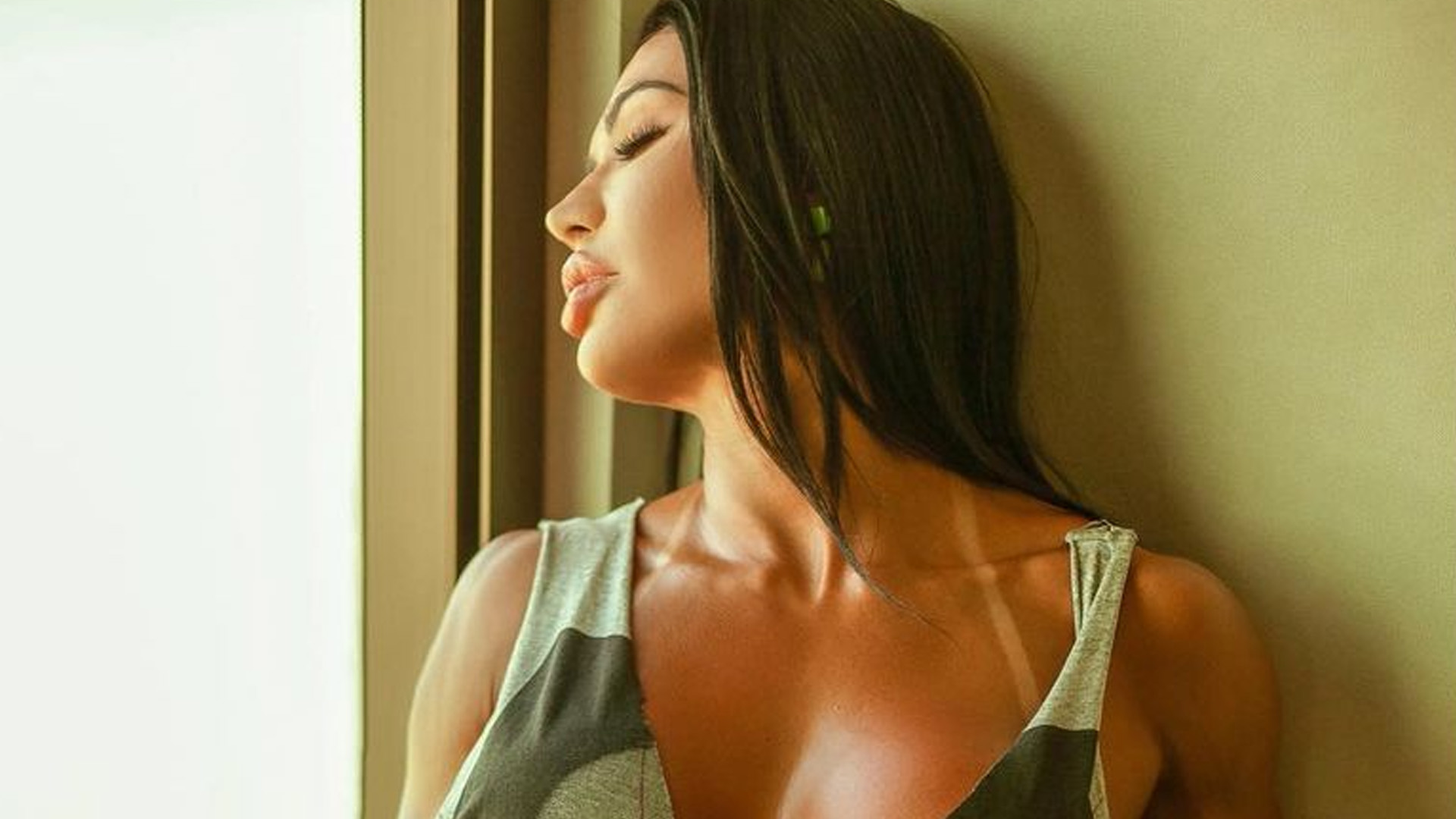 Gracyanne Barbosa posa só de camiseta rasgada e puxa tecido: “Espetáculo”