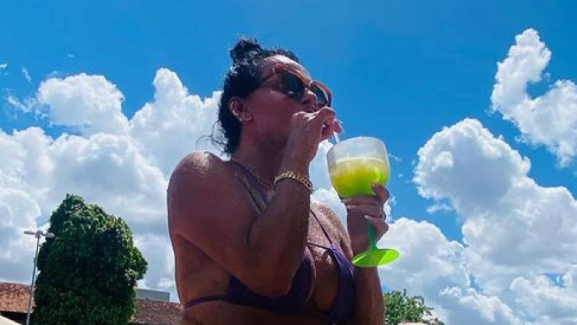 Gretchen posa de biquíni, mas pés bizarros deixam fãs em choque: “É assim mesmo?”