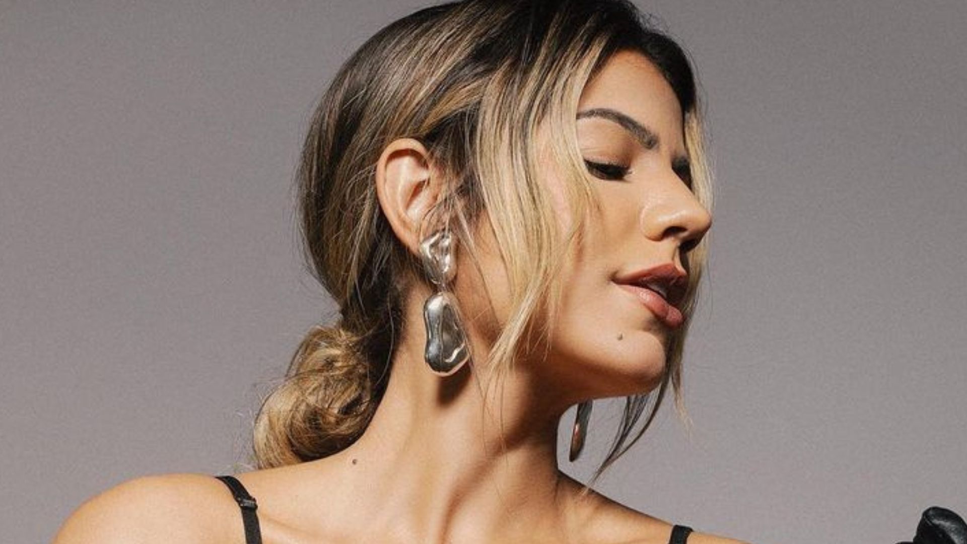 Ex-BBB Hariany Almeida quase deixa seios escaparem de lingerie transparente: “Musa”