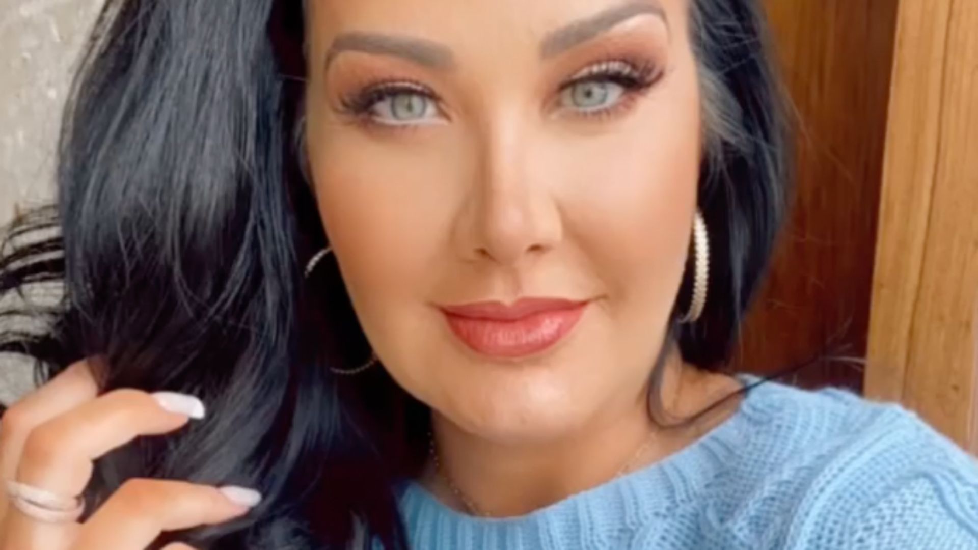 Helen Ganzarolli escolhe blusinha de tricô com recorte nos seios: “Cada dia mais linda”