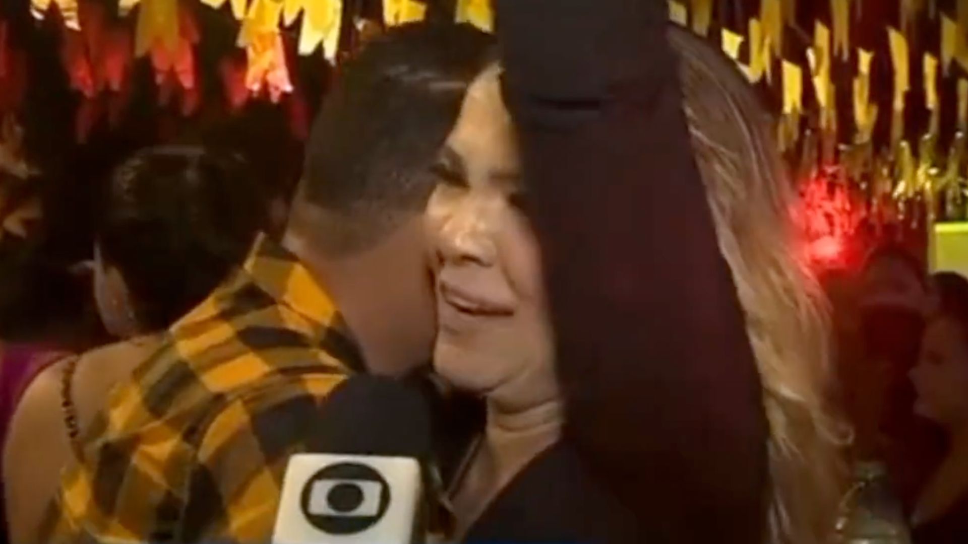 Culpa no cartório? Homem esconde o rosto em reportagem e viraliza nas redes sociais