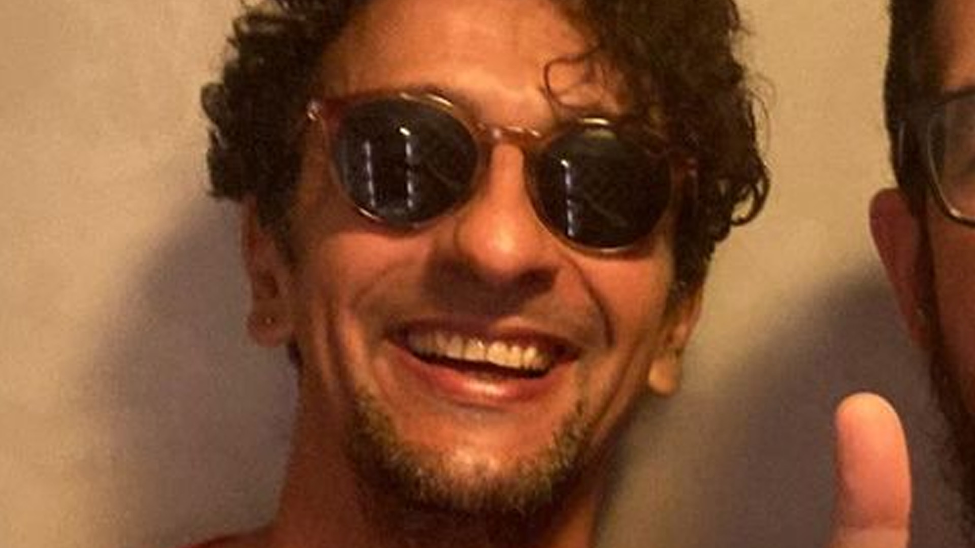 Irandhir Santos posa com marido em clique raro: “13 motivos pra te amar”