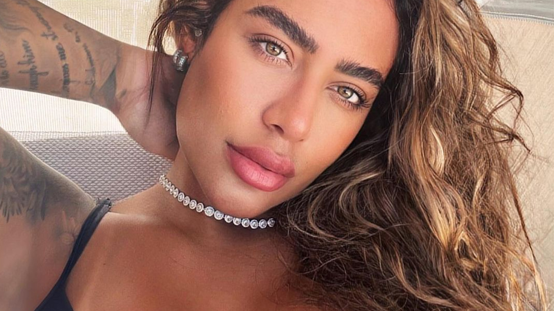 Irmã de Neymar, Rafaella Santos aparece com decotão generoso de biquíni: “Linda”