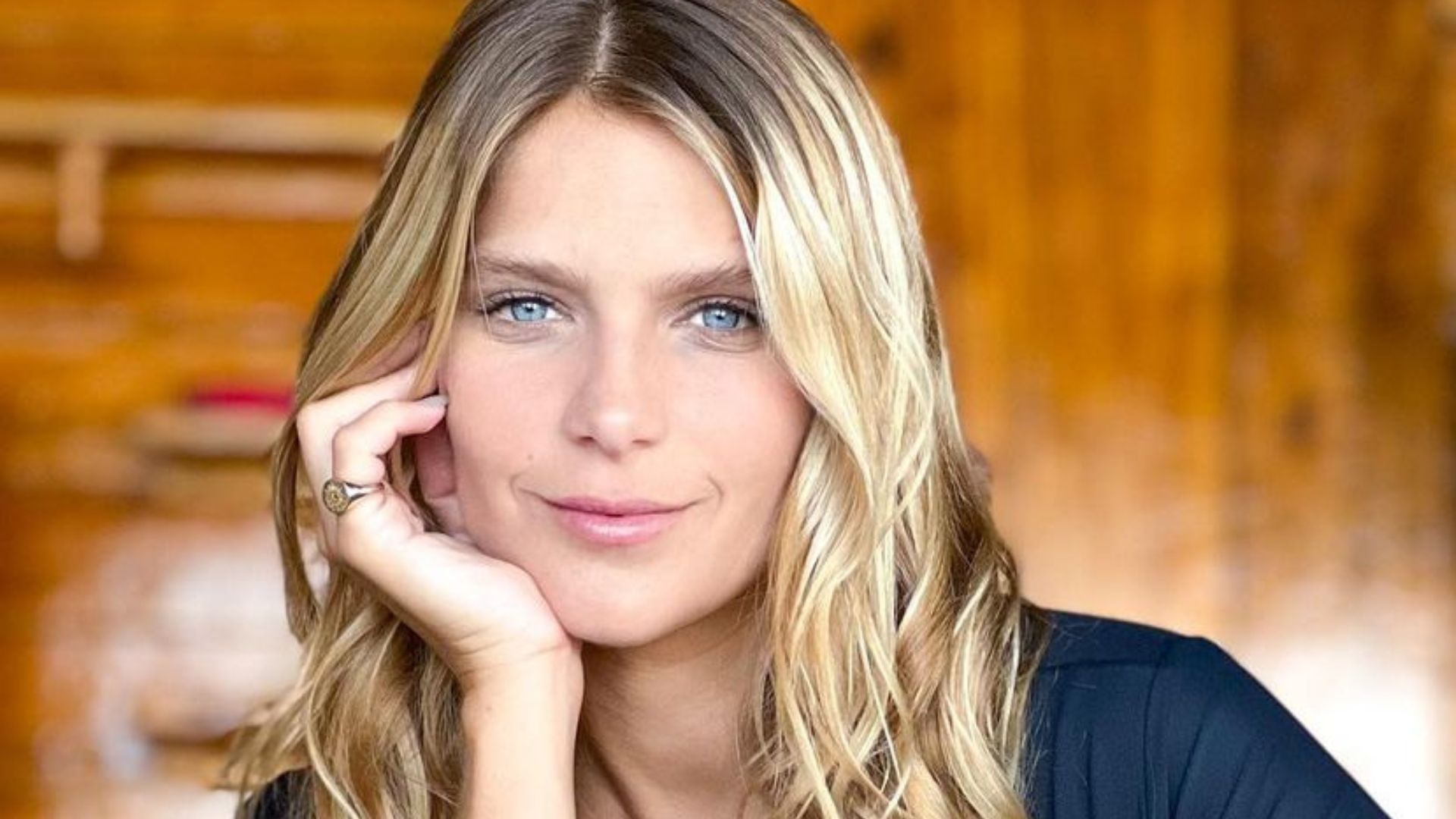 Isabella Santoni aposta em look despojado e decote modesto: “Obra prima”