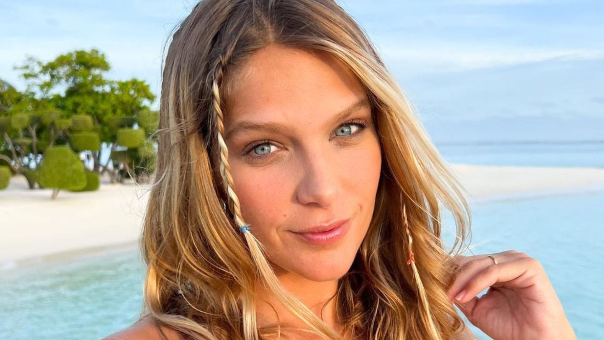 Isabella Santoni sugere gravidez em postagem ao lado do marido