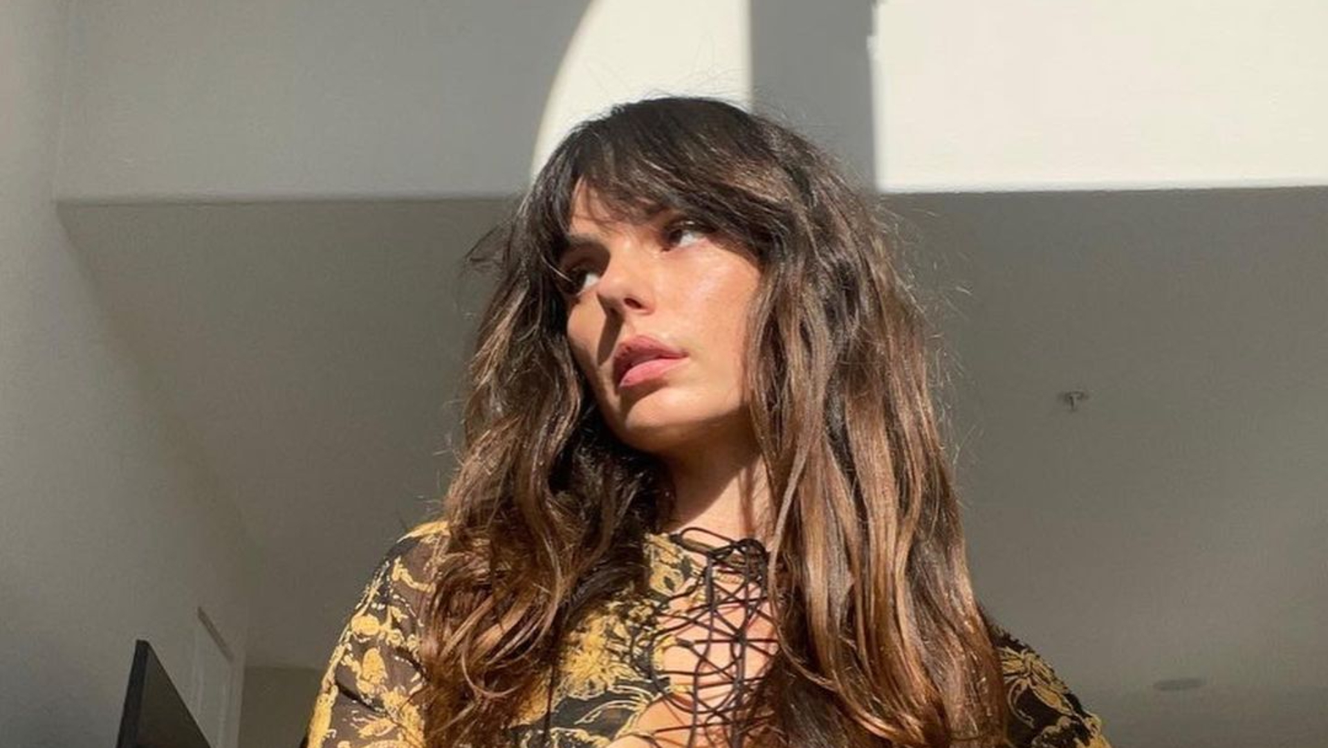 Com decote gigantesco e muita transparência, Isis Valverde deixa seios escaparem