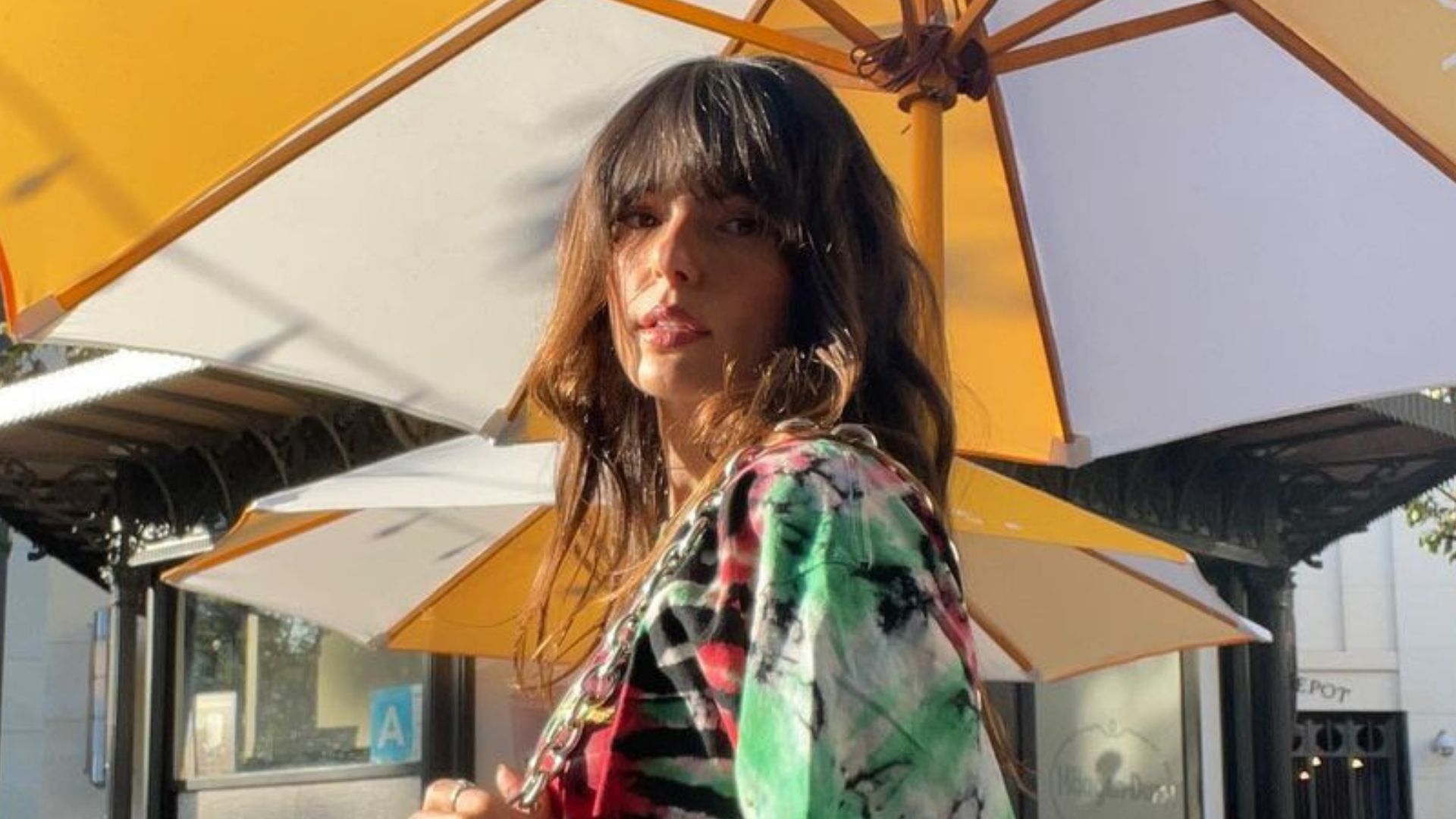 Isis Valverde passeia de vestido curtinho e deixa pernões à mostra: “Inveja”