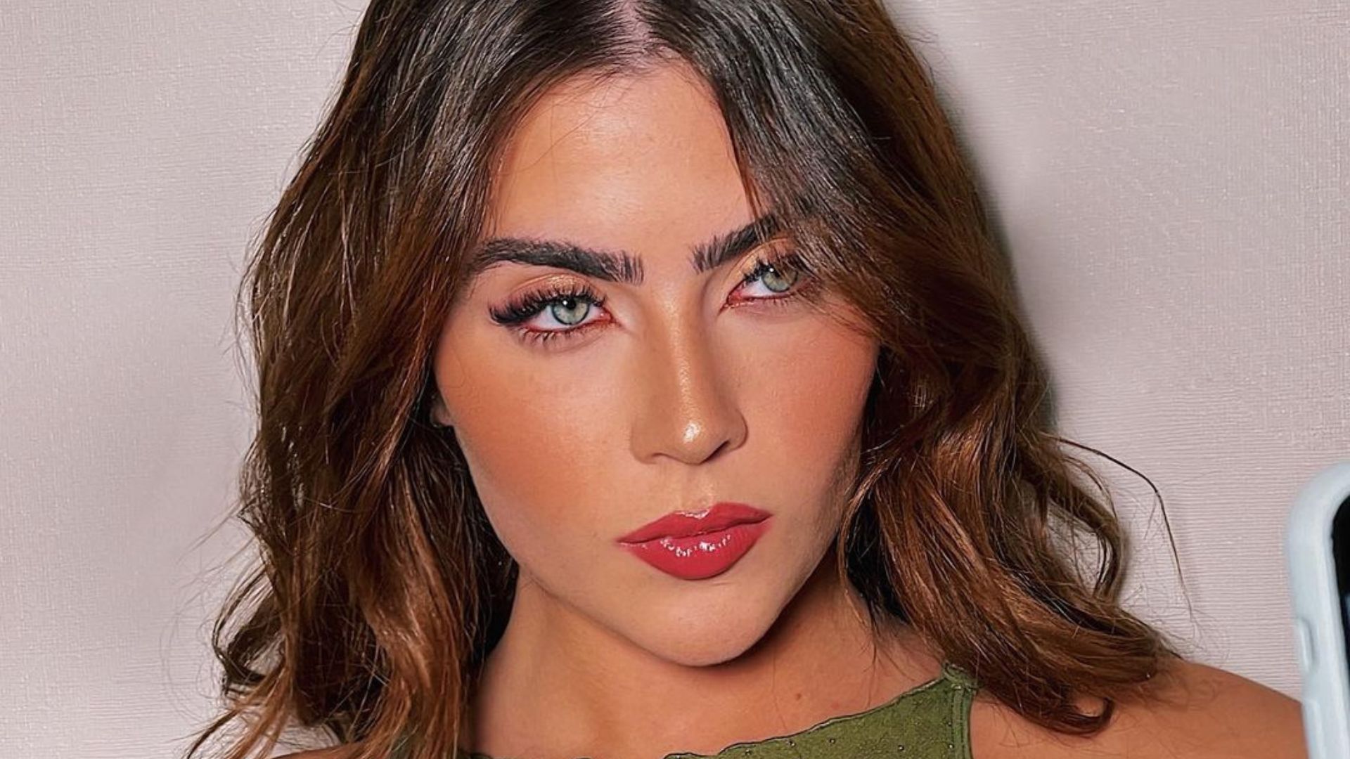 Sem sutiã, Jade Picon surge de cropped furado e mostra marquinha de sol: “Surreal”