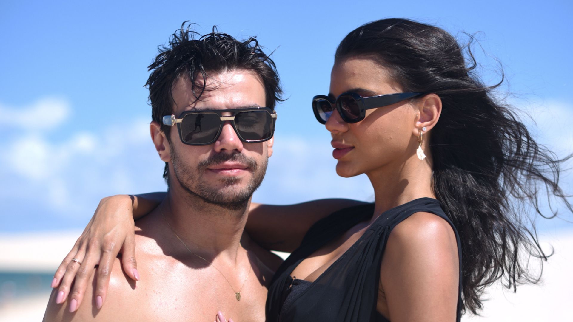 Que casal! Mariano e Jakelyne Oliveira namoram em cenário de filme e exibem corpos perfeitos