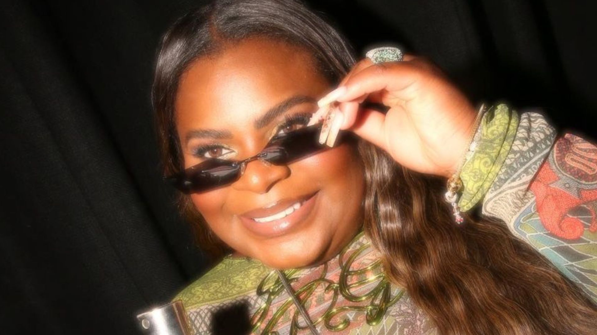 Jojo Todynho aposta em look fendado até a virilha e fãs vão à loucura: “Diva”